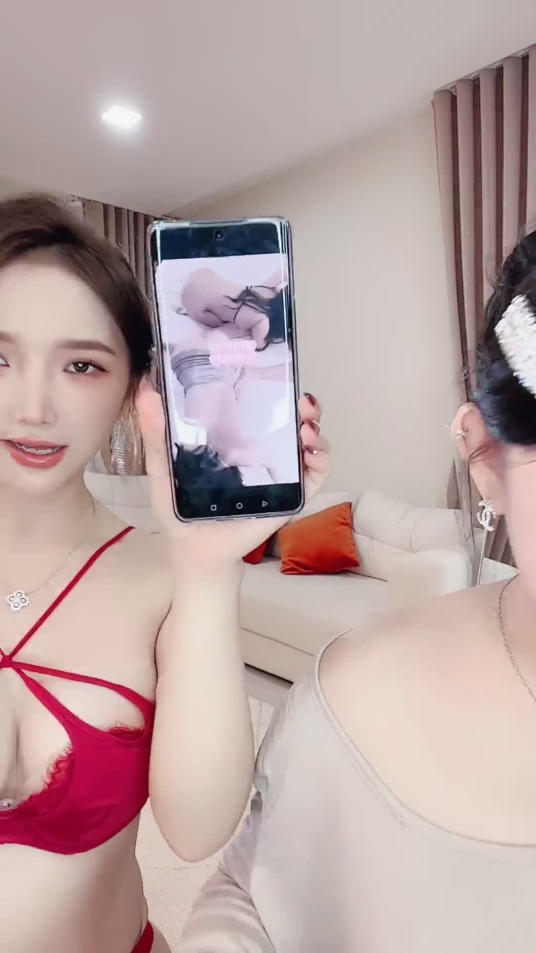#莪们 顶级绿播双女神同框，无论颜值和身材都秒杀正规平台网红女主播，双倍快乐各显风骚性感诱惑到爆，大奶子和蜜桃美臀各种飞起，完美尤物，秒硬秒射