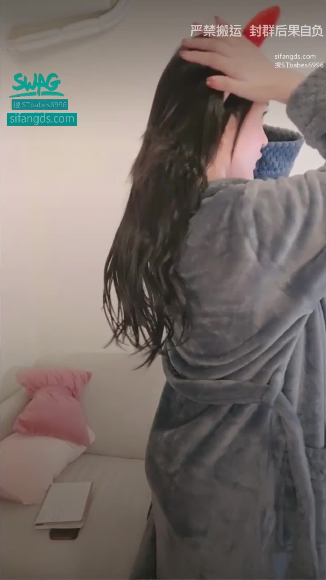 #una 极品纯天然F乳美女模特，台湾知名网黄！！ 颜值高身材火辣！精油抹全身全裸诱惑、M腿掰开小穴、沙发骑乘肉棒、抬腿插逼、浴室抽插喷水！！ 实战骑乘、大屁股上下抽动、口活大几吧（口的时候还会舔蛋，从下倒上吸蛋舔蛋舔龟头吃龟头）、男友视角吞大JJ