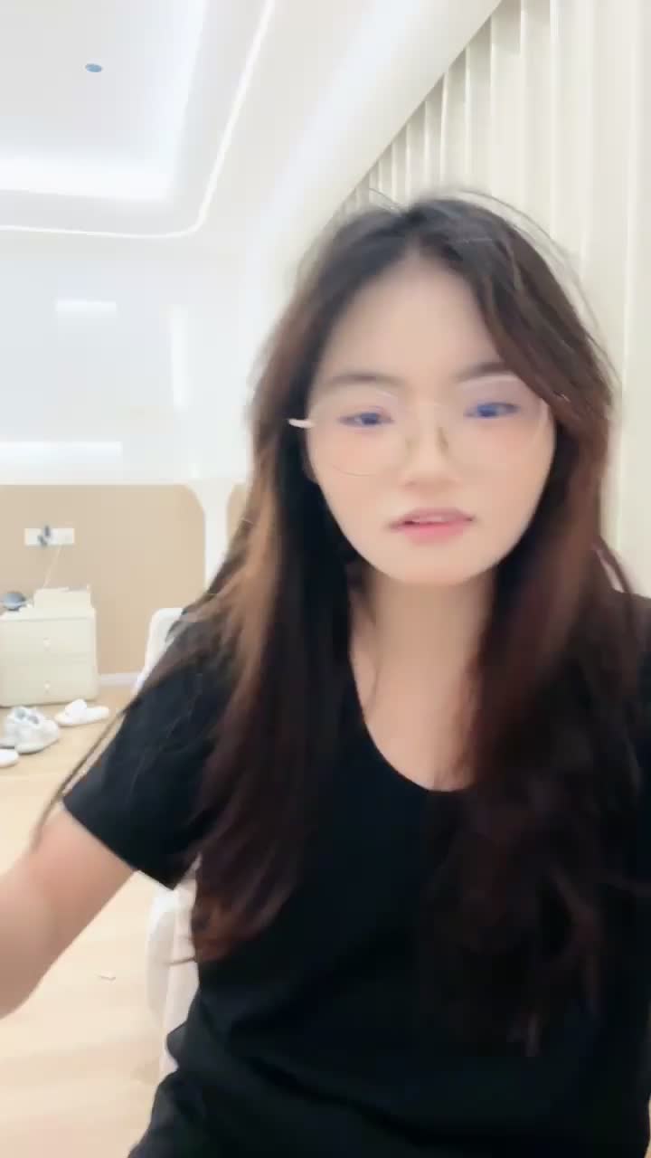 #困困兔 眼镜美，清纯反差，被男友家中啪啪狂操，娇喘阵阵好骚