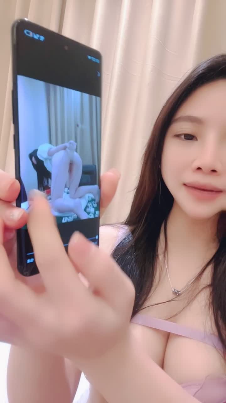 #一个板栗 #七彩虹主播 最美身材 爆乳蜜桃臀尤物 抠逼自慰 十分诱人