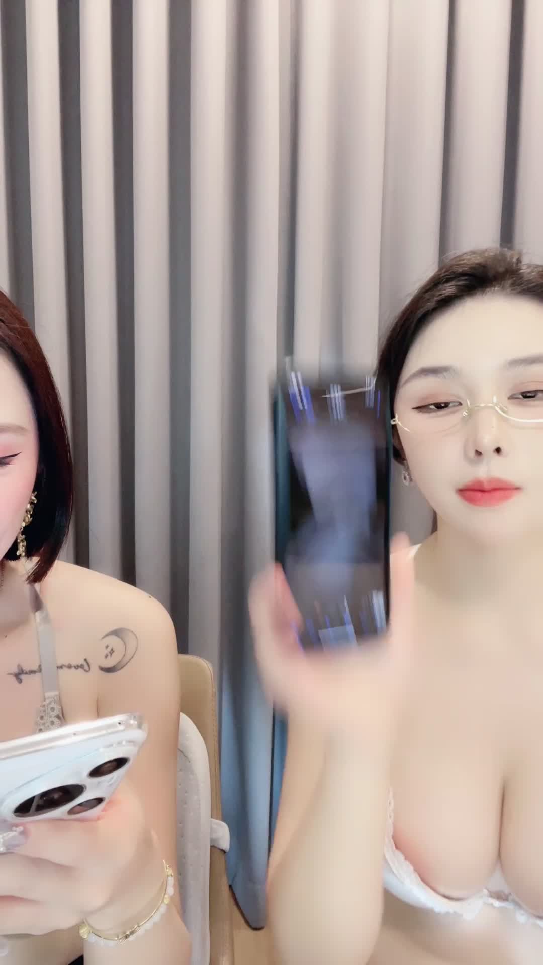 #七彩虹主播 #巭䒵  经典双人组 这两人之前还漏点直播，现在都不漏了
