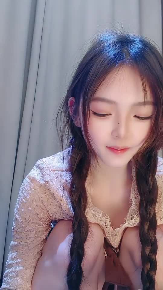 #小馋猫 抖音网红女神下海，好美啊，绝对让你一眼爱上，真是个超级反差的极品尤物，嫩的很全脱