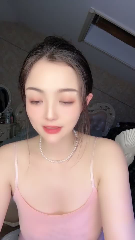 #少妇妙妙 新人御姐，颜值高妩媚撩人，闺房中舞动曼妙身姿，粉嫩的大白兔，自慰骚穴湿漉漉