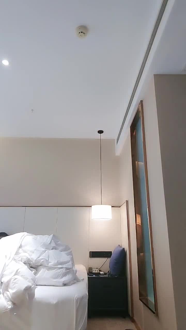风骚姐妹花露脸伺候小哥哥玩双飞，互动狼友撩骚给小哥喂着奶子享受骚逼的口交服务，各种抽插激情上位干射了点此查看更多