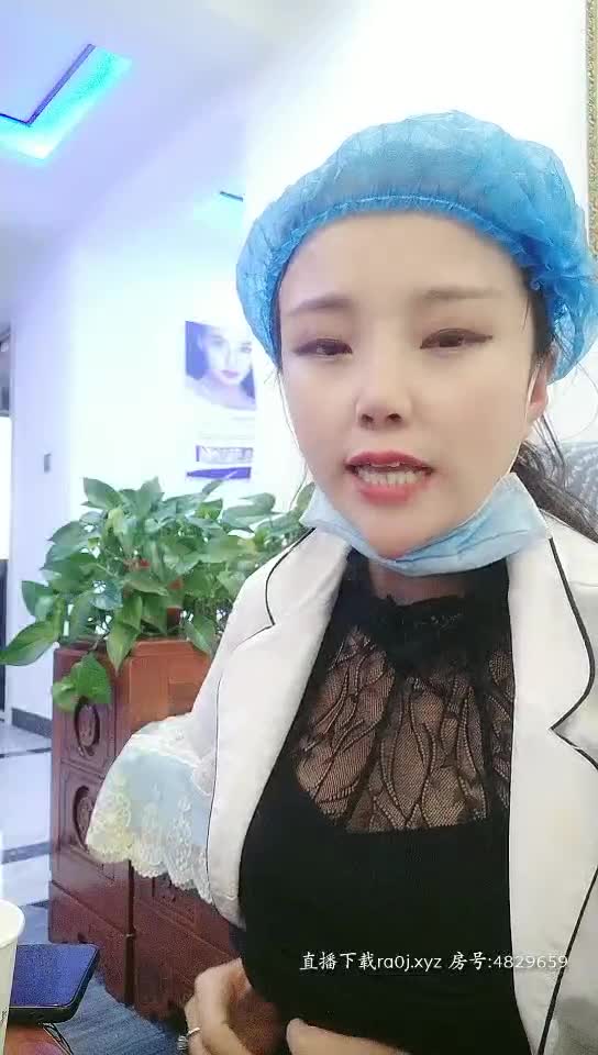 无良按摩师上班期间没客户自己骚，露脸大奶子真得劲，脱光自慰骚逼啥都往里塞自己抠到高潮精彩不要错过点此查看更多