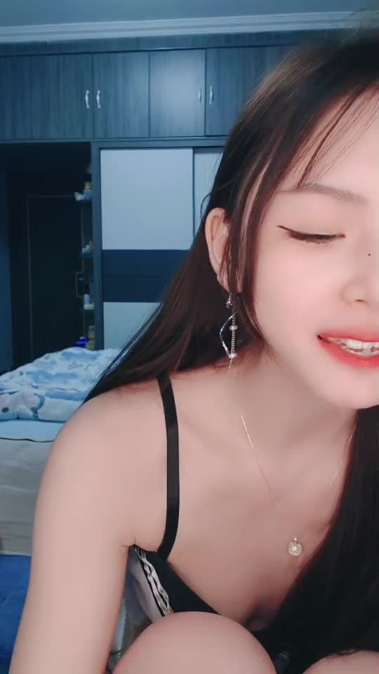 #䒕懒猫 #七彩虹主播 高颜值小萝莉 粉嫩小穴 自慰潮喷