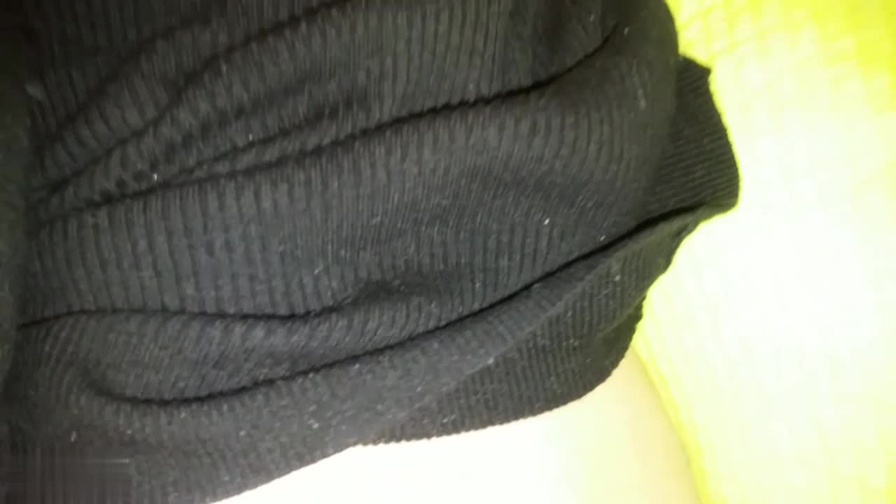 送喝醉的美女同事回家 偷偷的玩了一下她的大奶子和肥美的鲍鱼 没敢操点此查看更多