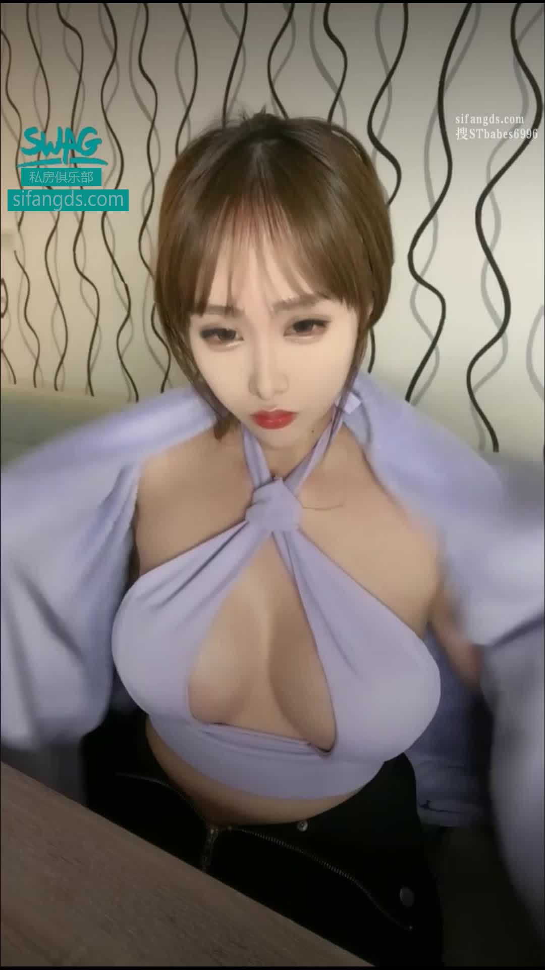 #chiao88041 爆乳肥臀白富美  全裸、开裆渔网黑丝，脸穴同框、撅起肥臀掰开菊花小穴，大黑牛震阴蒂自慰、上帝视角掰开看小穴