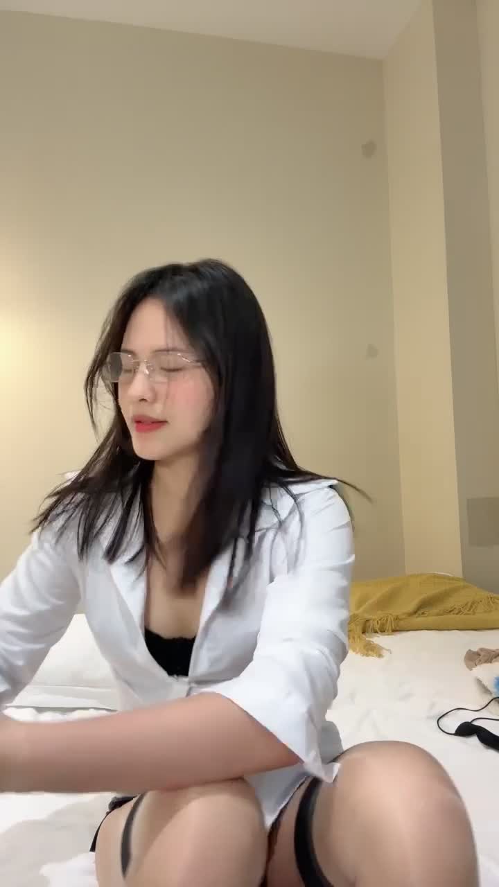 #开心话梅 顶级御姐，这该死的少妇感，太迷人了，肤白貌美穴又粉，让你看了欲罢不能