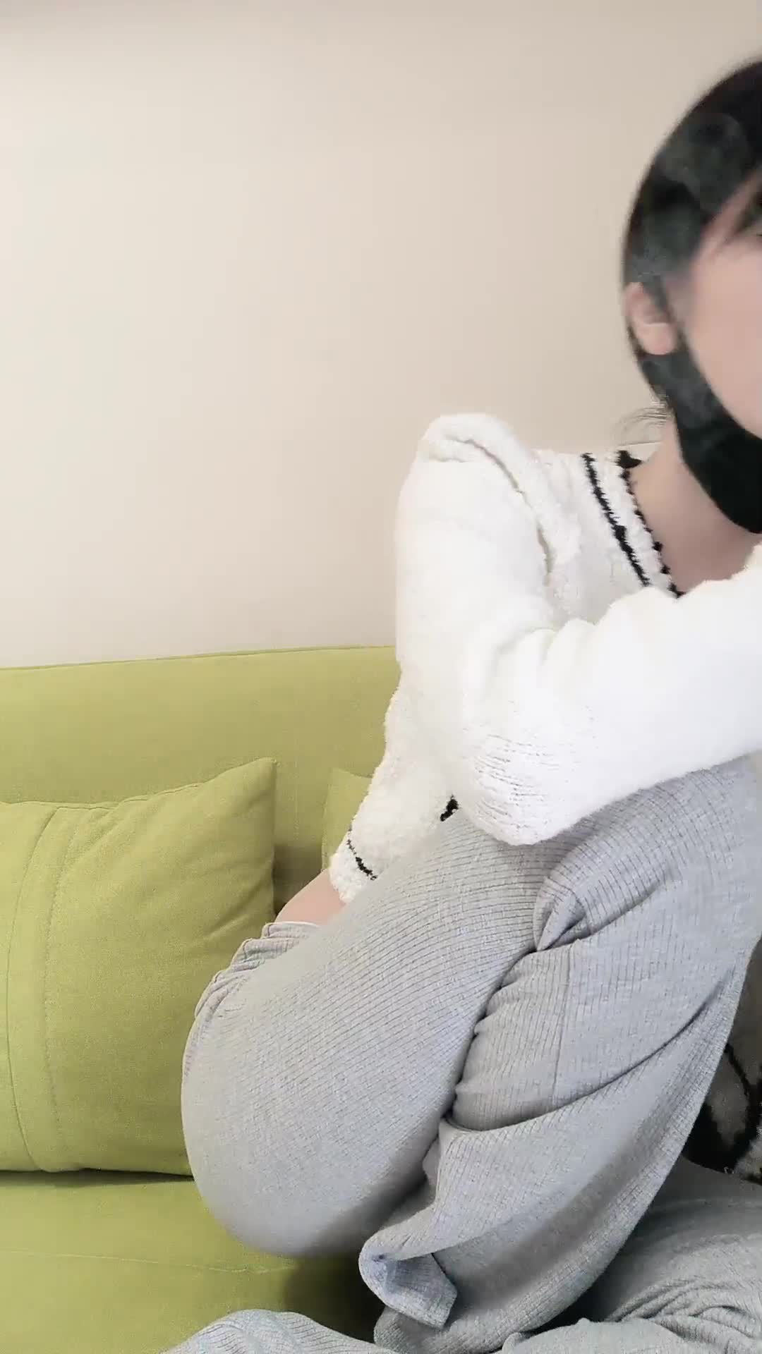 #足球小宝贝 新巅峰女神下海！~颜值身材秒杀一切，气质不输网红明星，收费房被男主尽情的玩弄，男主自己承认已废，这样的女神不废才怪，只能用手和舌头满足女主，女主表示舌头还是手指玩弄的舒服