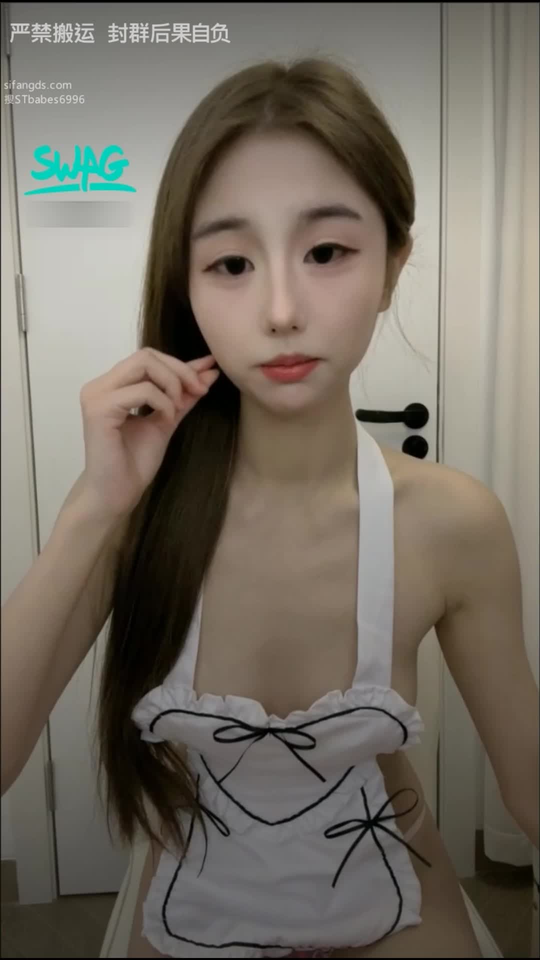 #una_ling 神级抖音网红转黄 新人校花颜值 极品蜜桃臀、白虎穴、奶子柔软Q弹 肉棒抽插喷水！ 地上骑乘肉棒！ 后入式撅起翘臀骑乘！