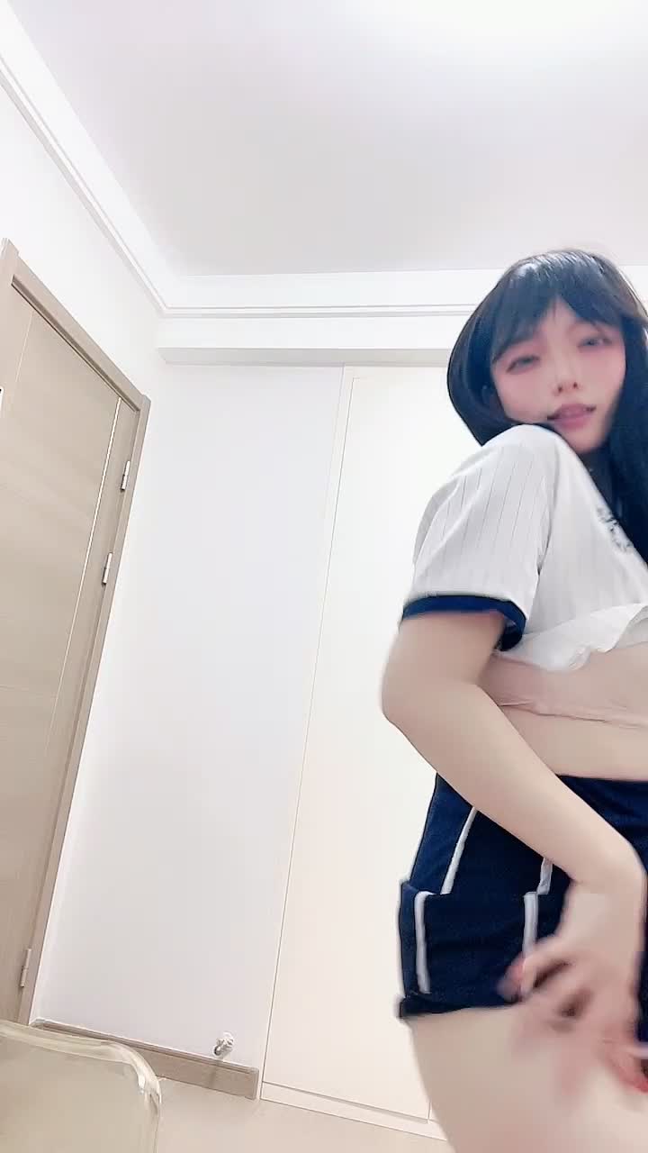 #糖心蛋蛋 脸穴同框跳蛋自慰，性感热舞吐舌诱惑 ，衣服下藏着一对诱人的粉嫩大白兔