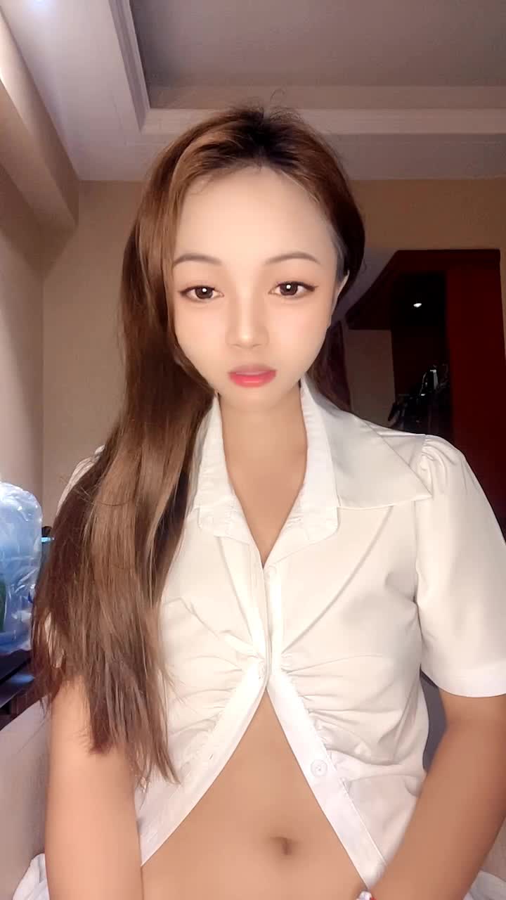 燃情姐妹花全程露脸激情大秀，听狼友指挥镜头前把好闺蜜扒光了给狼友看逼逼，跳蛋抽插自慰淫水多多表情好骚
