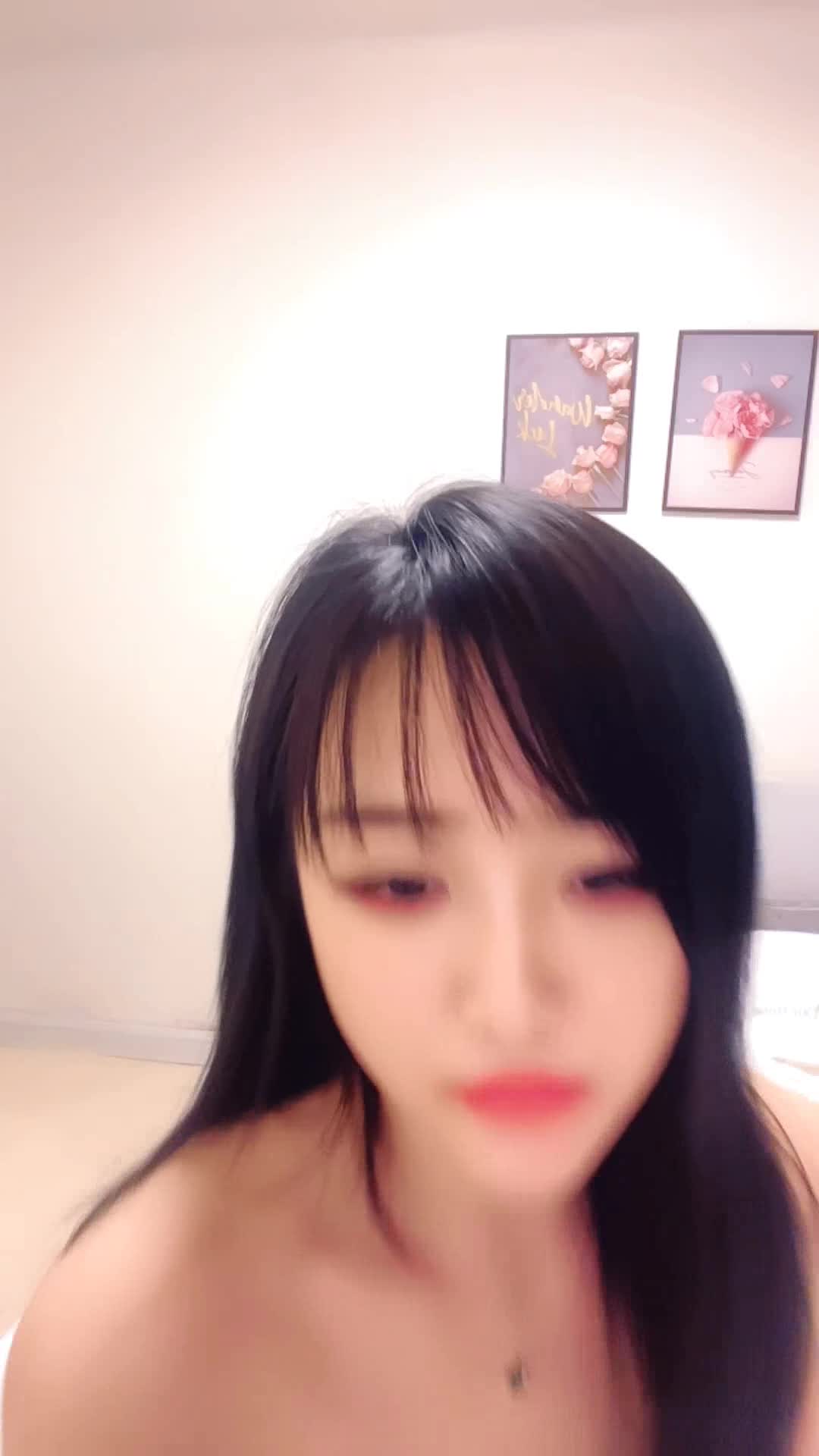 私欲甜妹露脸风骚极品美少妇穿着浴袍诱惑，在狼友的指挥下脱光光发骚，揉奶玩逼看特写，妩媚销魂浪叫呻吟
