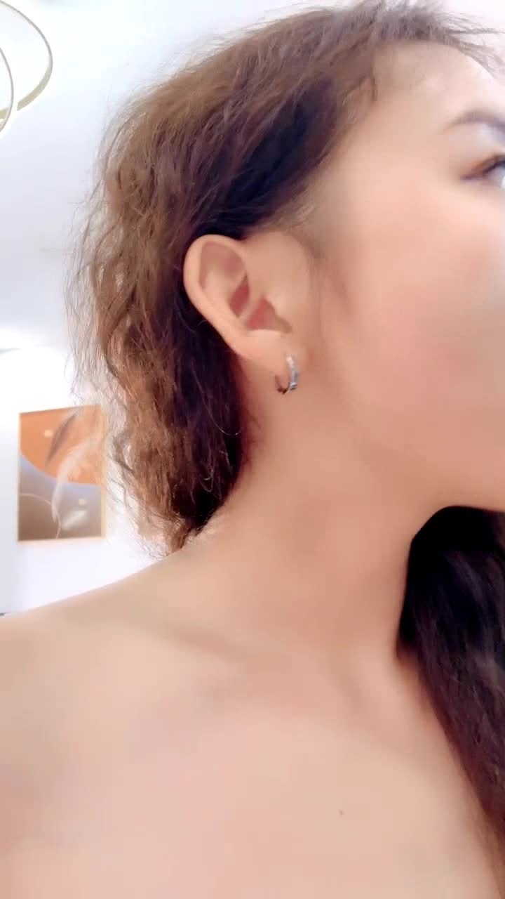 黑丝露脸乖巧可爱的小乖宝精彩大秀直播，表情淫荡风骚听狼友指挥揉奶玩逼，道具抽插蹂躏淫水多多浪叫不止