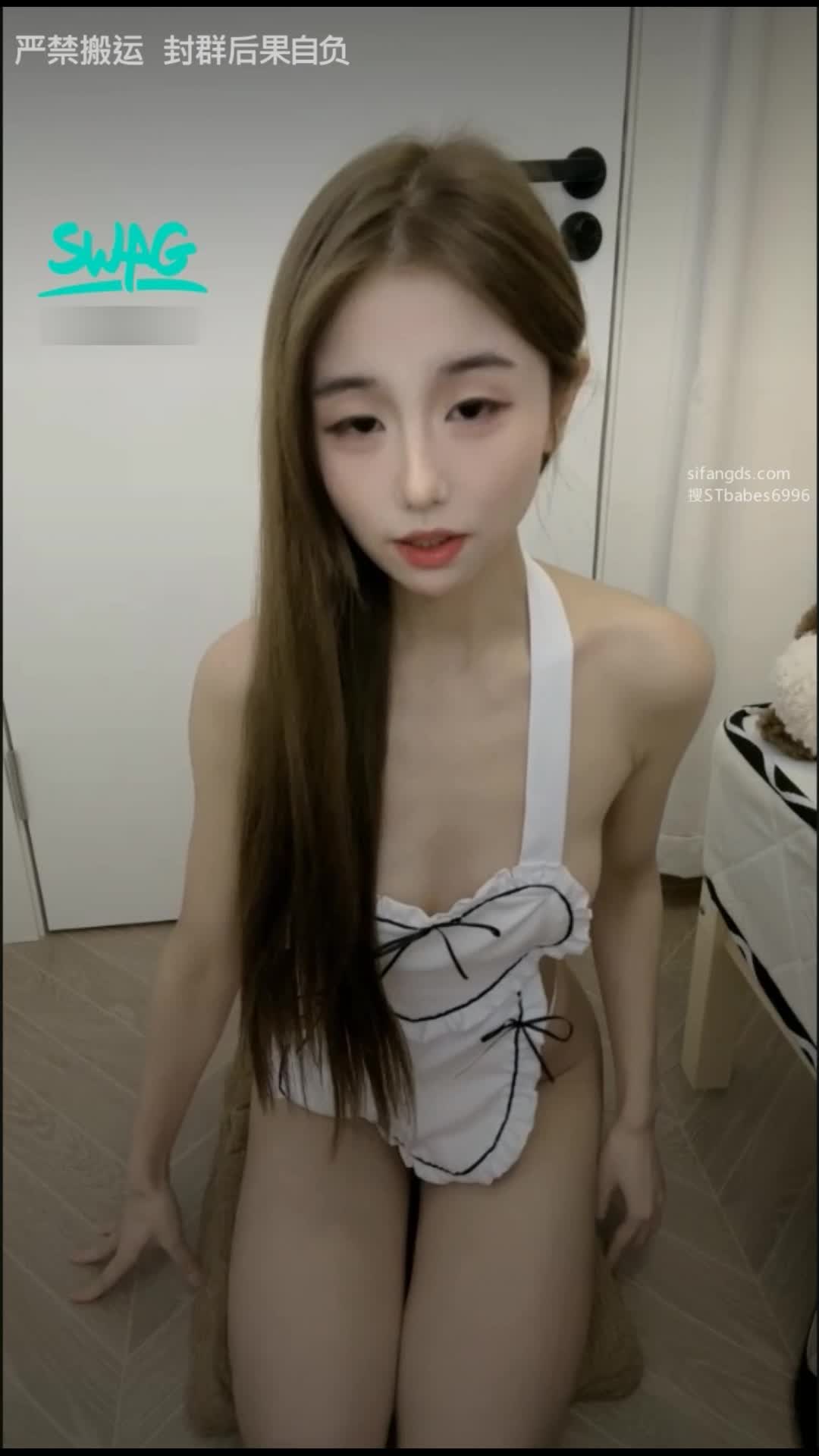 #una_ling 神级抖音网红转黄 新人校花颜值 极品蜜桃臀、白虎穴、奶子柔软Q弹 肉棒抽插喷水！ 地上骑乘肉棒！ 后入式撅起翘臀骑乘！