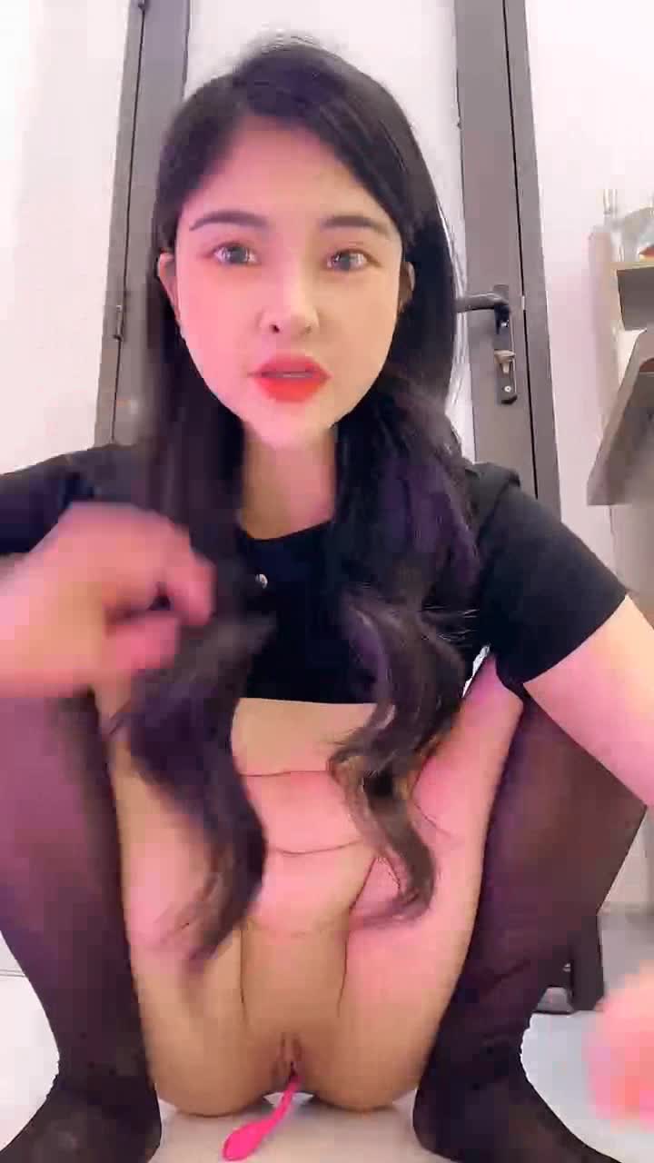 黑丝露脸无毛逼骚货玩的好嗨啊，大黄瓜萝莉抽插蹂躏骚逼和菊花，手抠跳蛋大阳具疯狂输出，高潮不断浪叫不止
