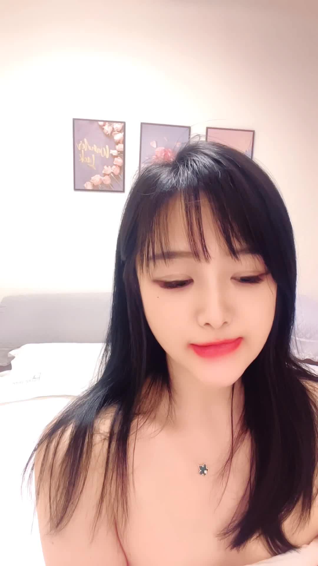 私欲甜妹露脸风骚极品美少妇穿着浴袍诱惑，在狼友的指挥下脱光光发骚，揉奶玩逼看特写，妩媚销魂浪叫呻吟