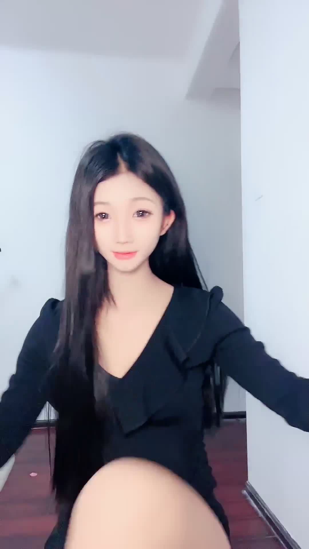 #淼儿 顶级绿播新人女神下海，最美校花秒杀抖音网红，笑起来好甜美，看一眼就爱上了，真是个水娃，喷了好多，被渣男各种姿势无套爆操，堪比AV大片