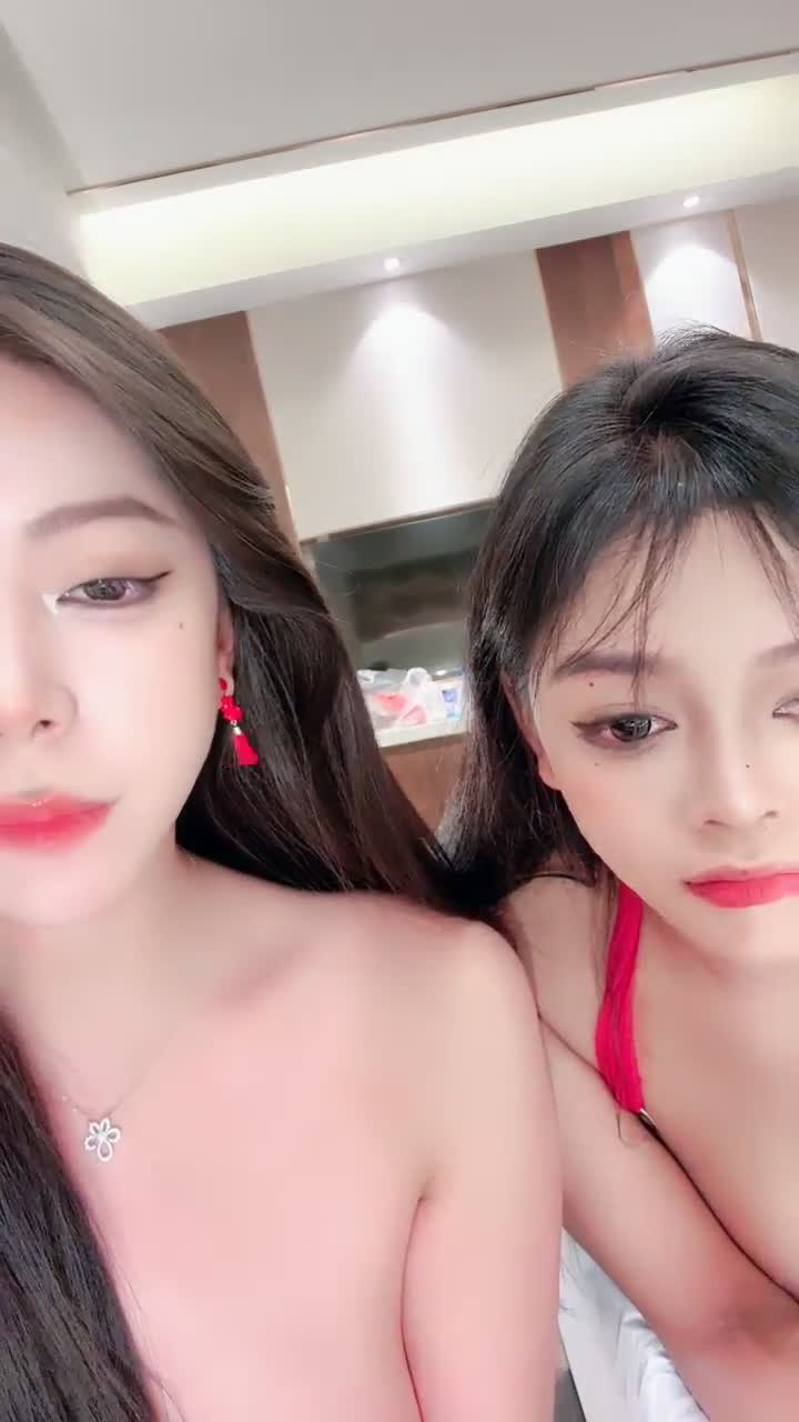 #奶西 帝王享受！女神带闺蜜下海3P 双洞起开！超级过瘾