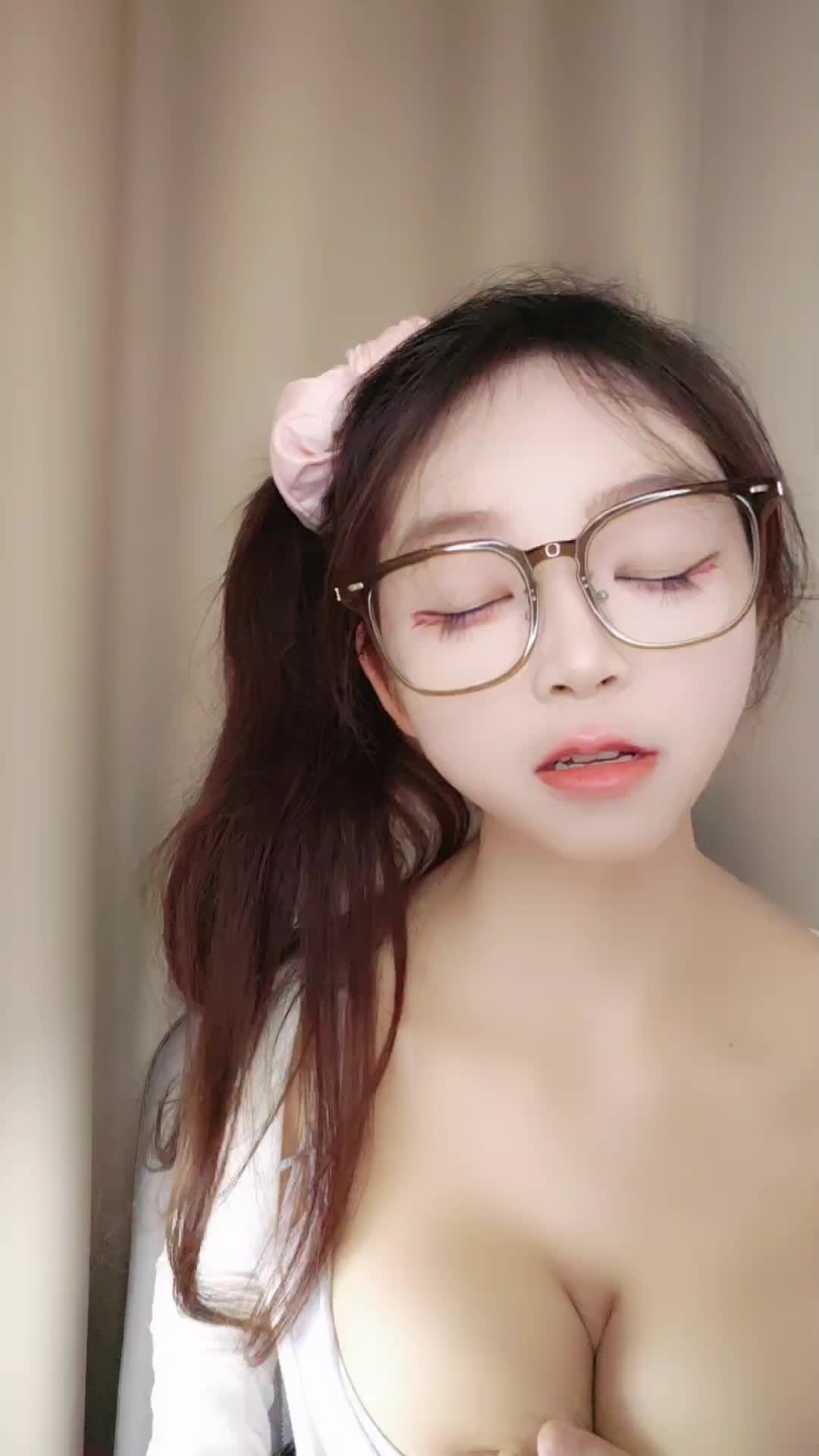 最新流出，初恋般的感觉，超清纯美少女【你的草莓蛋糕】下海福利，神级超软巨乳乱晃，粉嫩私处太诱人