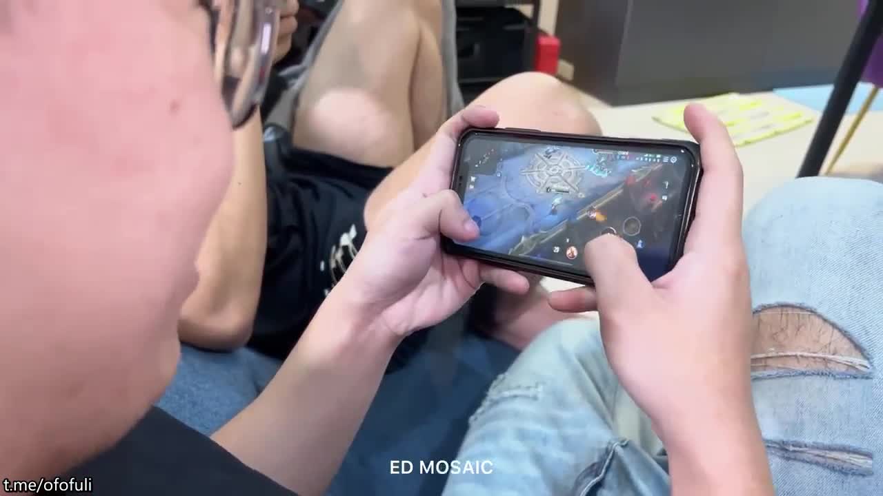 ED MOSAIC 隔壁家的美女水管坏了来借洗手间 被屋主及3个猥琐男偷窥、胁迫玩5P