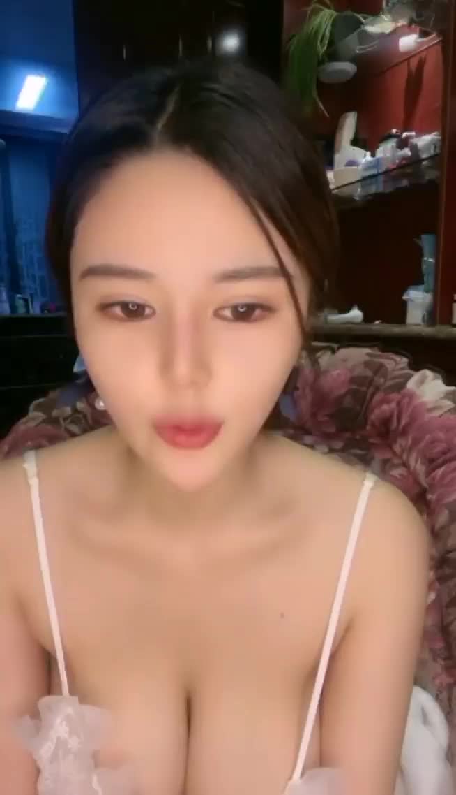 #御姐 #主播 #自拍 #自慰女神级御姐主播自拍秀，身材极品颜值高，据说一场直播上万打赏，确实不错。近距离自慰嫰穴（2）