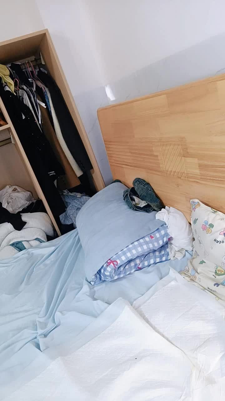 黑丝高跟露脸颜值不错的姑娘精彩直播大秀，逼里塞着跳蛋揉捏骚奶子，表情好骚道具抽插骚逼淫水多多特写展示