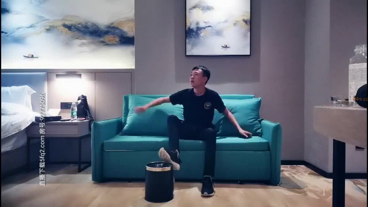酒店探花大哥到酒店代班时叫了个极品嫩妹子来约炮换上丝袜和制服制服 口交 女上位