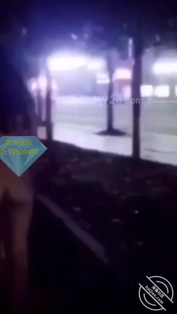 走光露点不可怕谁的胸小谁尴尬偷拍自拍 美女 户外漏出