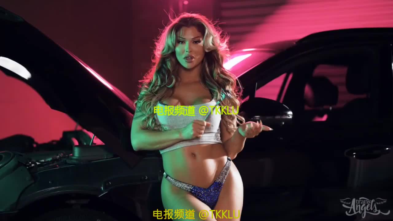 狂野机车女郎是大屌人妖-美妖和肌肉男激情舌吻-热舞诱惑-巨乳跨性别美女-深喉口爆-一场户外-车库人妖直男大战