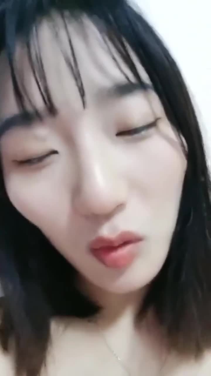 漂亮小女友 爽不爽叫爸爸 爸爸操我 身材苗条小娇乳多毛穴 足交吃鸡 在家被男友无套输出