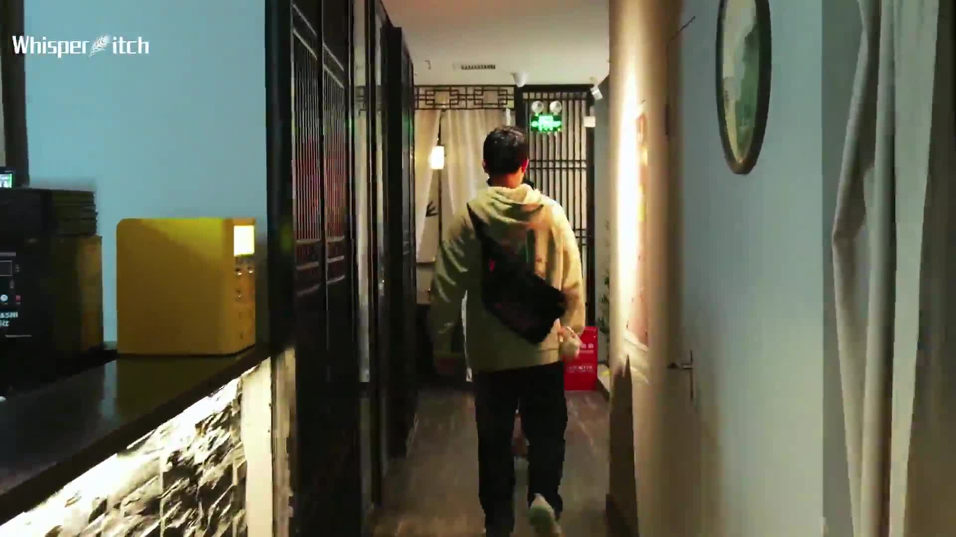 YouTube 巨乳肥臀大长腿博主【Whisperitch】躺式采耳千鹤躺采柔氏按摩 爽的小哥哥的硬了，白嫩大长腿能忍住不摸？？