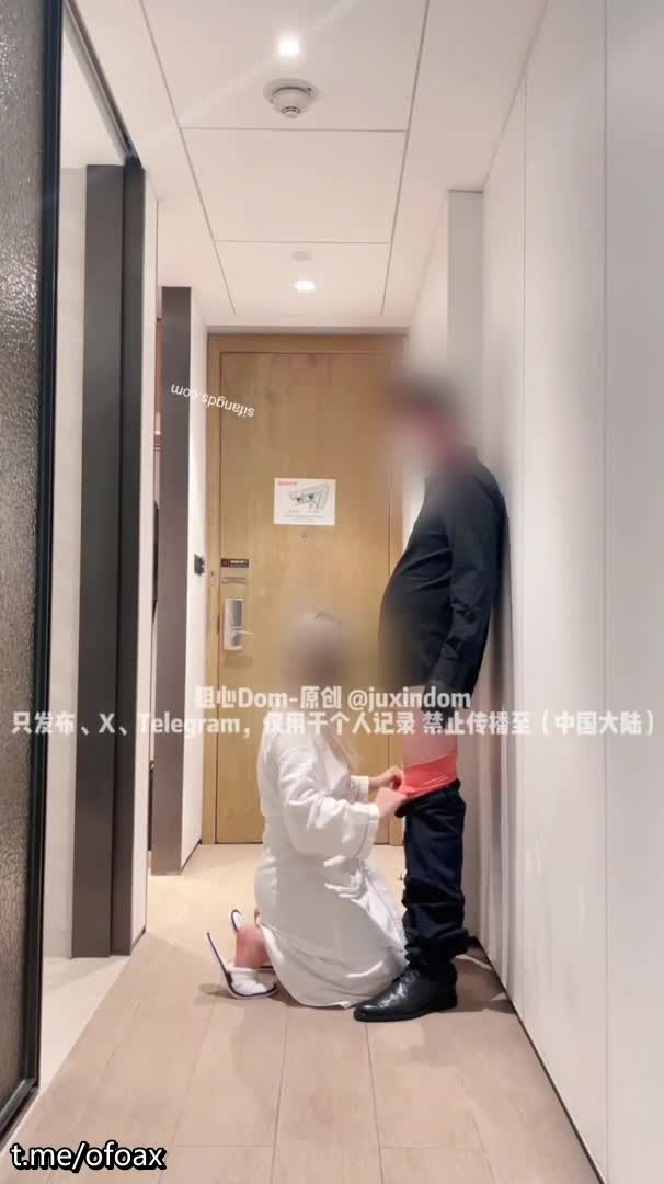 推特SM调教博主【狙心Dom】爆操小母狗系列 一字马母狗小久+大奶母狗小熊，酒店阳台旁后入，白嫩胴体被打的通红，好浪贱货