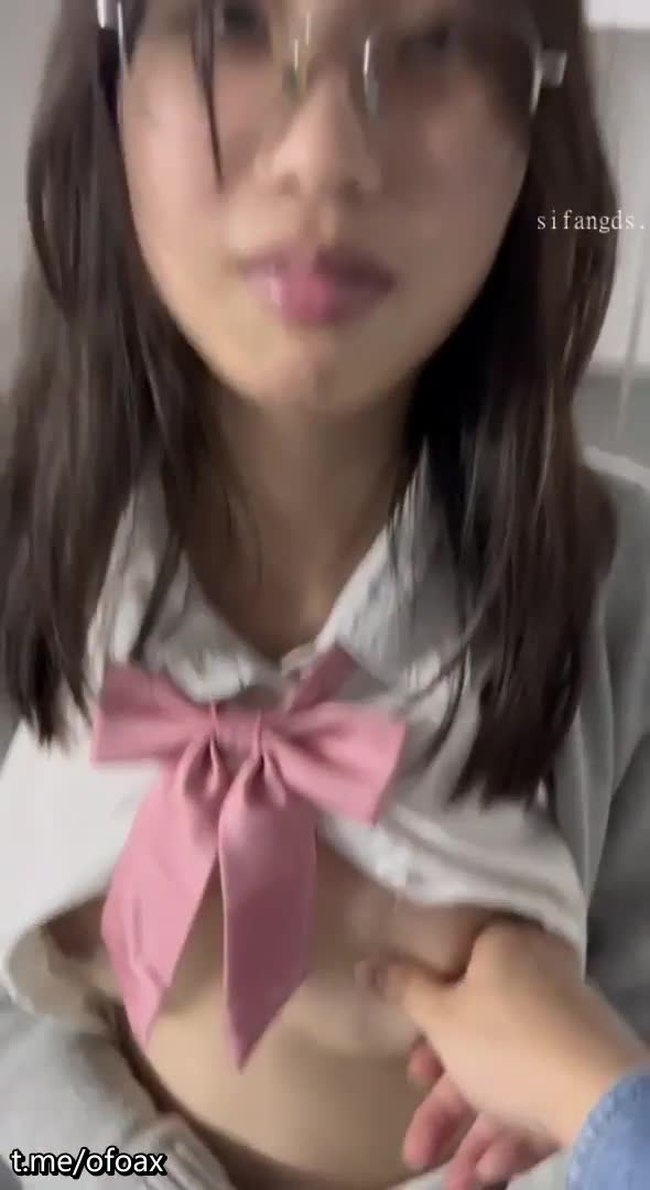 推特网红颜值眼镜嫩妹【采花小盗】被主人圈养的小母狗反差婊 户外露出，圣水洗礼 吃鸡口爆 激情啪啪