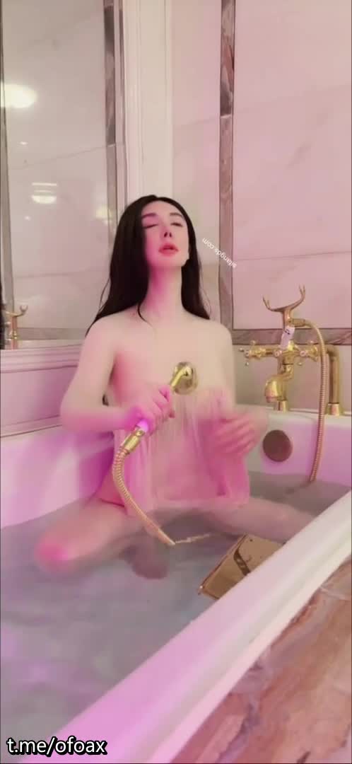 秀人网核弹巨乳网红女神『潘娇娇 浴室沐浴 浴缸粉裸诱惑 三点全露 第二弹