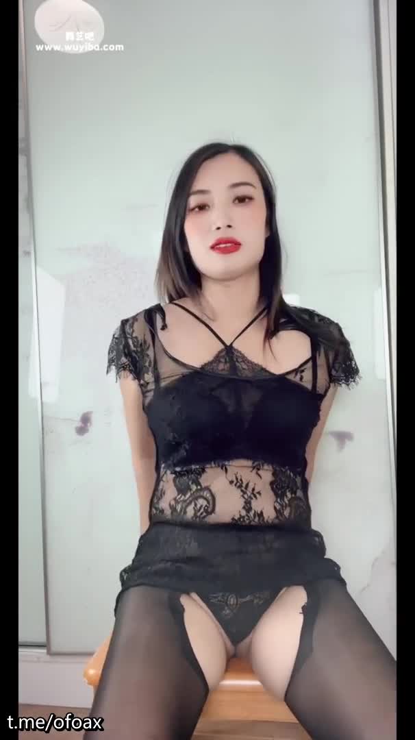 舞艺吧性感露脸御姐【媚娘】会员福利，户外情趣骚摇，丁字勒逼怂脸勾引