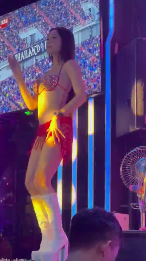 越南酒吧夜店 美女大秀 现场热舞 奶球半漏 各种后撅大屁股