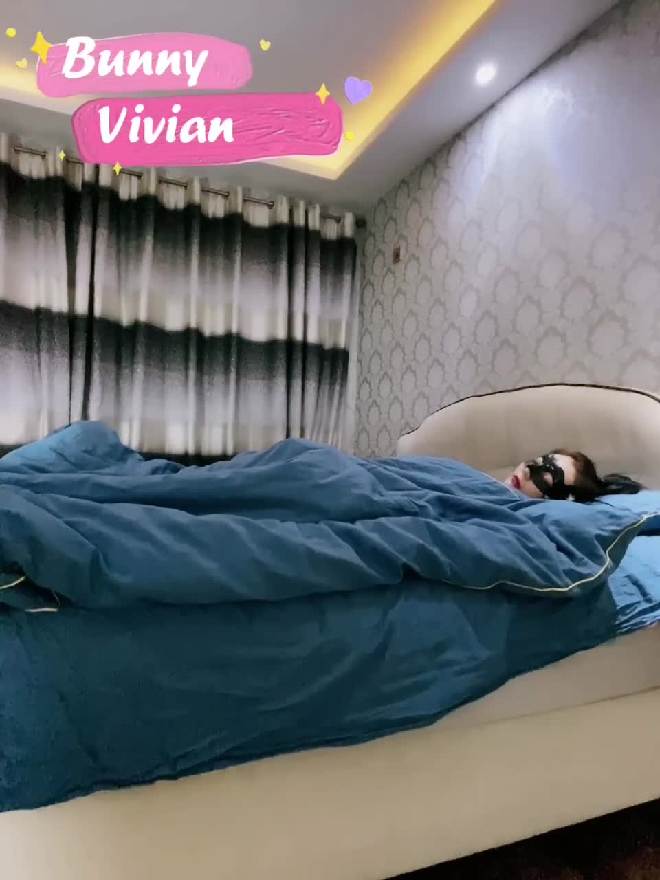 绝美长腿御姐『Vivian』合集，超美抚媚身材 肉丝大长腿扶腰后入 别人眼中的女神乖乖翘起美臀被操 5