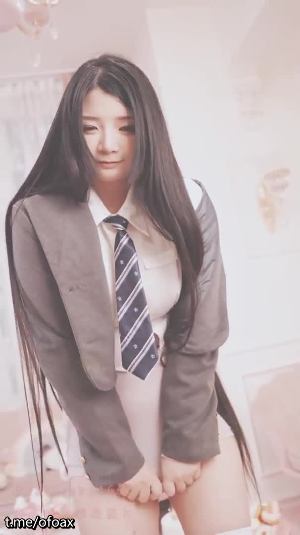 推特网红台湾萝莉嫩妹【落落Raku】颜值白虎福利姬，唯美写真 道具自慰