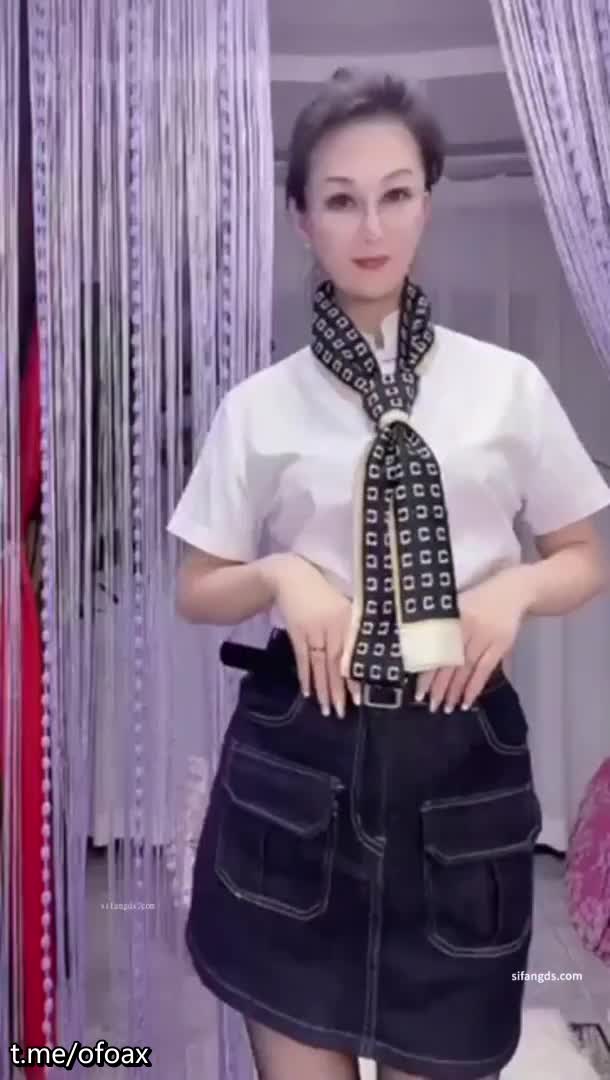 抖音快手网红 高挑丝袜熟女『蓝色的海』自慰骚穴特写 淫语不断勾引操她的骚逼