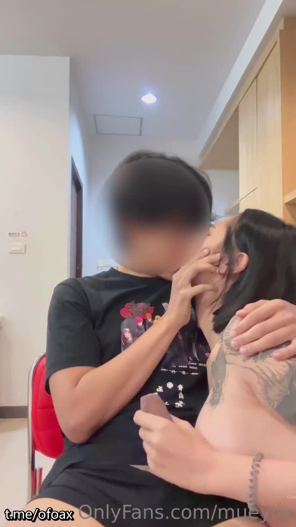 推特网红30W粉丝泰模 mueylix 下海私拍福利，融合诸多女明星脸 吃鸡啪啪 洗澡自慰