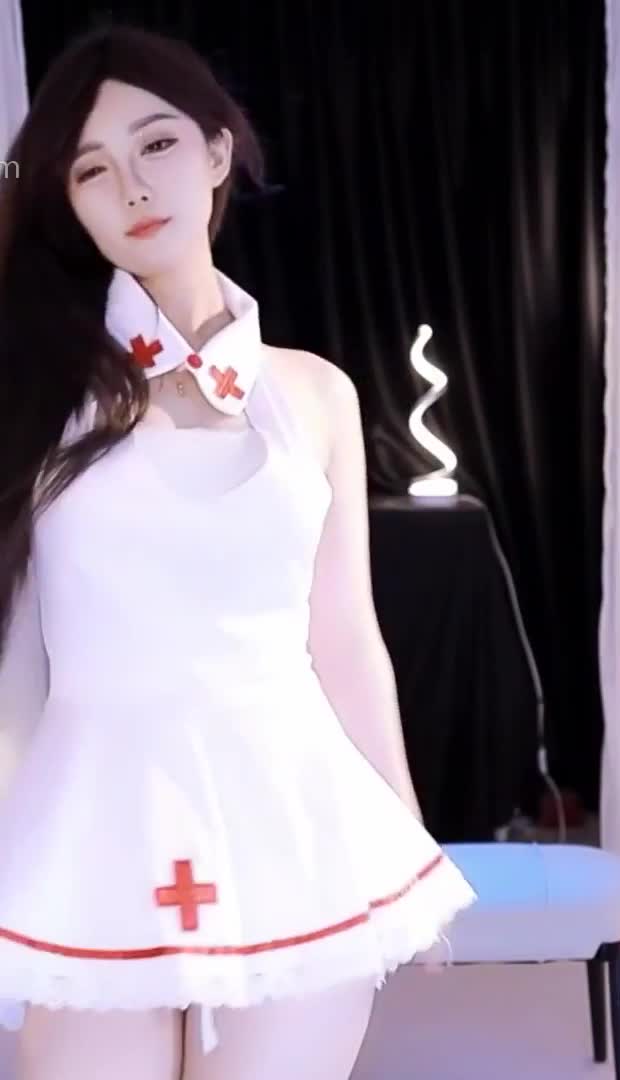虎牙高颜值好身材模特女神【圣语Abby】高价定制 极品巨乳 露奶露逼裸舞 吐奶 很骚