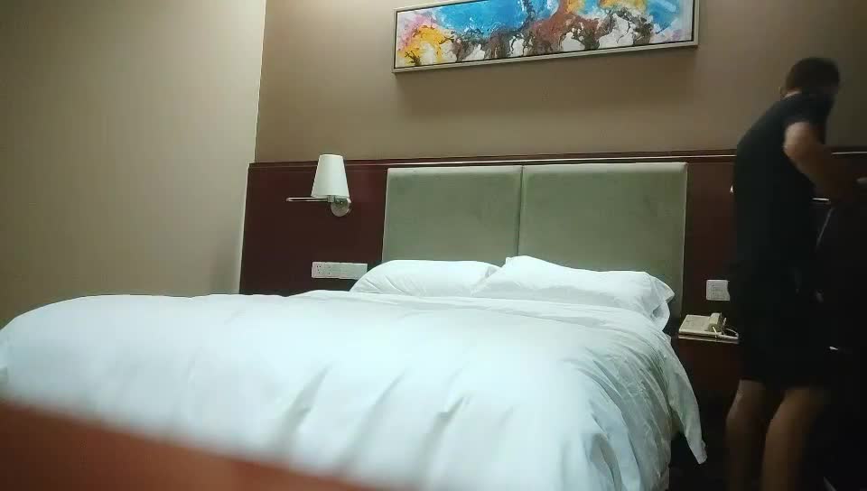 #御姐 #清纯 #骑乘【御姐精选合集】非常能操的老哥回归首秀，有点文静清纯长腿妹，苗条身材掰穴69舔弄，骑乘猛操毛毛浓密
