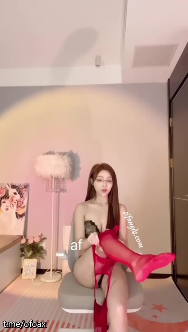 花椒颜值靓女【饭饭】跟闺蜜一起整活裸舞，双女脱衣舞，身材超级好，激情自慰