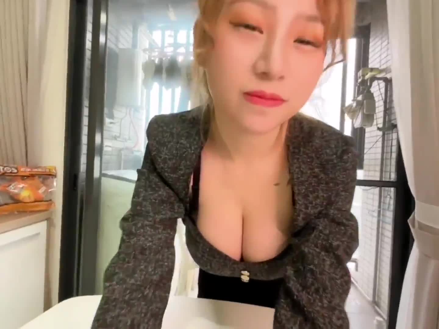 推特巨乳露脸反差婊【Emma18Y】付费剧情福利，道具自慰 激情啪啪