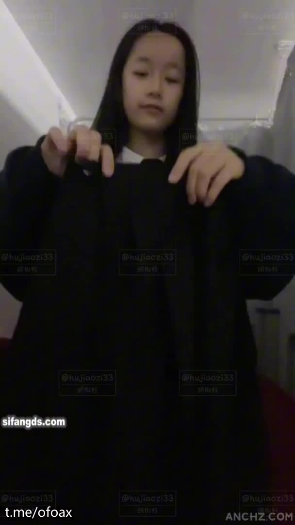 极品反差女大生04年清纯小姐姐【胡椒仔】露脸私拍，各种COSER裸体骚舞大号道具紫薇脸逼同框