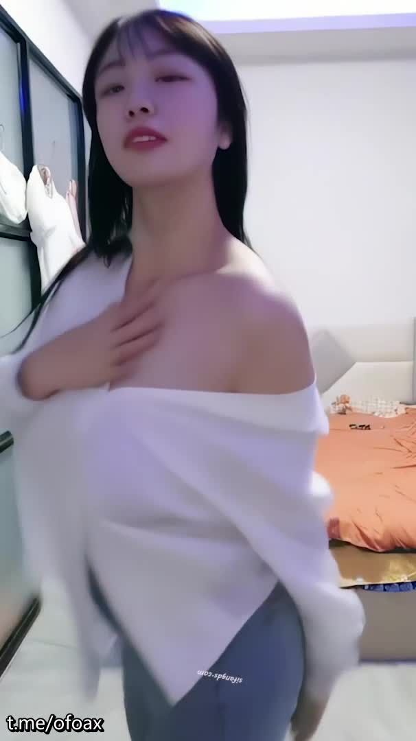 童颜巨乳大奶学生妹【超级胸】G级大摆锤甩奶裸舞 真怕她掉下来