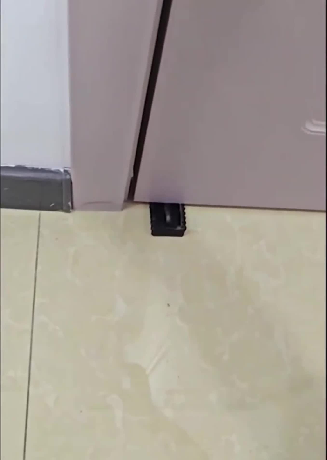 少妇老公就在隔壁打牌 我就在旁边操她骚逼