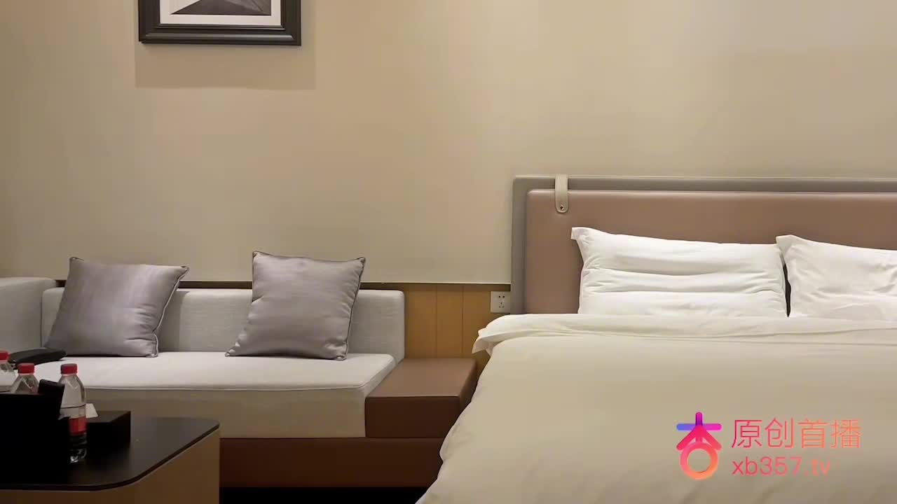 #御姐 #人妻 #人妻爆操骚逼馒头一线天人妻，嗲嗲萝莉音呻吟超甜
